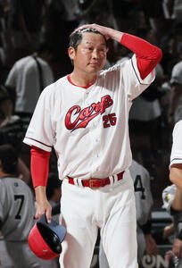 広島対巨人　敗れた新井監督(撮影･加藤孝規)