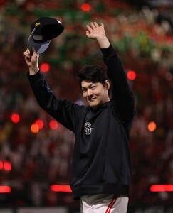 ソフトバンク対オリックス　勝利投手となった有原はファンに手を振る(撮影･梅根麻紀)