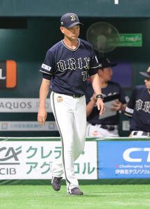 ソフトバンク対オリックス　審判に選手交代を告げるためにベンチから出る岸田監督(撮影･梅根麻紀)