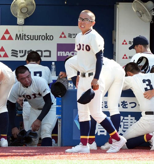 向上対東海大相模　東海大相模にサヨナラ負けを喫しくやし涙を流す向上･関塚(中央)(撮影･たえ見朱実)