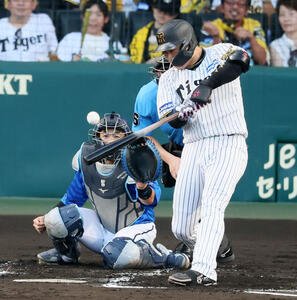 阪神対DeNA 1回裏阪神2死一、三塁、大山は中前適時打を放ち先制(撮影･加藤哉)