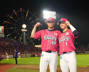 楽天対西武　ヒーローインタビュー後、笑顔の楽天ヤフーレ(左)と宗山(撮影･井上学)