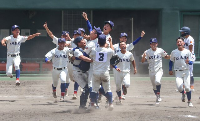 優勝を決め喜ぶ綾羽の選手たち＝新井義顕撮影