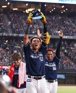 日本ハム対ロッテ　4回裏日本ハム無死、左越え本塁打を放ち｢パイナポー｣ポーズの水谷(撮影･黒川智章)