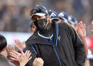 日本ハム対ロッテ　試合後、スタッフらとハイタッチする新庄監督(撮影･黒川智章)