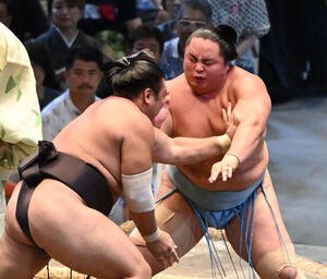 琴勝峰(右)は霧島を攻める(撮影･森本幸一)