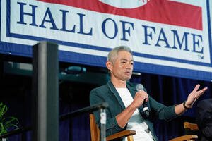 会見するイチロー氏(AP)