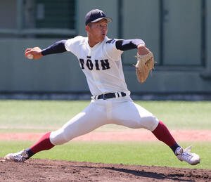 大阪桐蔭対履正社　3回裏、力投する大阪桐蔭中野(撮影･上山淳一)