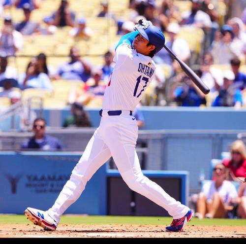 本塁打を放つ大谷翔平(2025年7月23日撮影)
