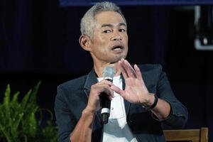 会見するイチロー氏(AP)