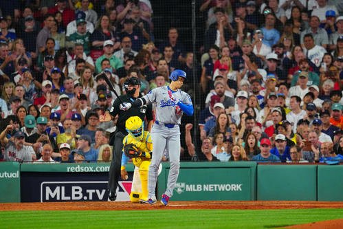 レッドソックス対ドジャース　7回表ドジャース1死、空振り三振に倒れる大谷と盛り上がるレッドソックスファン(撮影･垰建太)