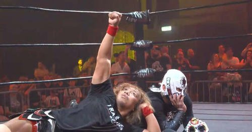 初戦で勝利を飾った内藤哲也(左)とBUSHIは余裕のポーズ(RPW配信から)
