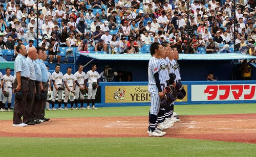東海大菅生対国士舘　試合に勝利し、校歌を歌う東海大菅生ナイン(撮影･山本朝陽)