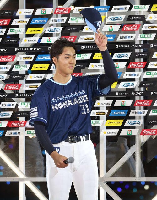 日本ハム対ロッテ　試合後、初のお立ち台でスタンドの声援に応える柴田(2025年7月26日撮影)