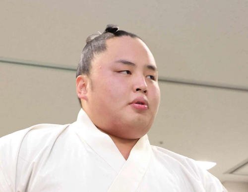 着替えを終え支度部屋を引き揚げる琴勝峰(代表撮影)