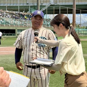 大阪大会決勝　東大阪大柏原対大阪桐蔭　大阪桐蔭を破り優勝インタビューを受ける、東大阪大柏原の土井監督(撮影･中島麗)