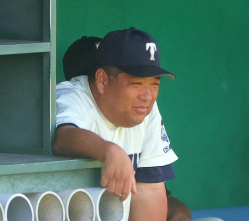 東大阪大柏原対大阪桐蔭　ベンチから戦況を見る大阪桐蔭の西谷監督(撮影･上山淳一)