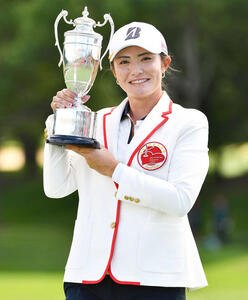通算17アンダーで優勝し、笑顔で優勝カップを掲げる渡辺彩香(撮影･岩下翔太)