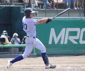 小松大谷対金沢　9回表、同点打を放つ小松大谷･胡摩(撮影･柏原誠)