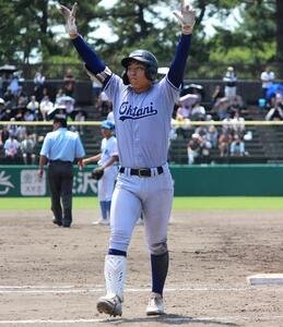 小松大谷対金沢　9回表、貴重な進塁打となる右飛を放ち喜ぶ小松大谷･田西(撮影･柏原誠)