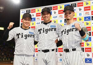 阪神対DeNA　お立ち台でガッツポーズをする左から大山、才木、佐藤輝(撮影･上田博志)