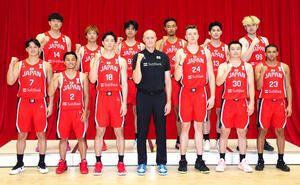 アジア杯に向け、会見に臨み、写真に納まるバスケットボール男子日本代表の選手たち。前列左からテーブス、富樫、馬場、ホーバス･ヘッドコーチ、ホーキンソン、富永、ハーパー、後列左から狩野、西田、吉井、ジェイコブス、金近、川真田(撮影･江口和貴)
