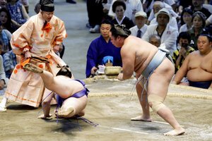 琴勝峰(右)は突き落としで安青錦を破り初優勝を決める=小林正明撮影