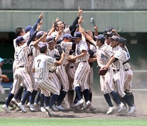 東大阪大柏原対大阪桐蔭　大阪桐蔭を破り甲子園出場を決め、抱き合って喜ぶ東大阪大柏原ナイン(撮影･和賀正仁)