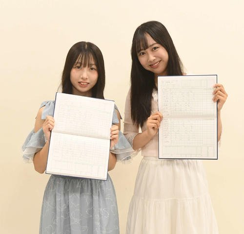 スコアをつけながら高校野球観戦をしたNGT48北澤百音(左)と西川晴菜
