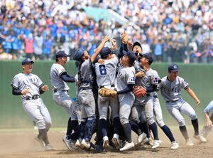 叡明対昌平　初優勝を決め、喜ぶ叡明の選手たち(撮影･浅見桂子)