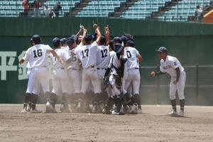 岡山学芸館対おかやま山陽　優勝を決めて歓喜する岡山学芸館ナイン(撮影･一　樹)