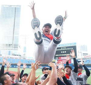 横浜対東海大相模　優勝し胴上げされる横浜･村田監督(撮影･野上伸悟)