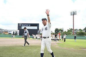 九州国際大付対西日本短大付　声援に応じる西日本短大付の西村監督(撮影･林敢治)