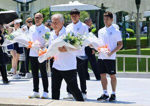 原爆死没者慰霊碑に献花するジーコ氏。後方左から小野伸二氏、中田浩二氏、中田英寿氏(撮影･藤尾明華)