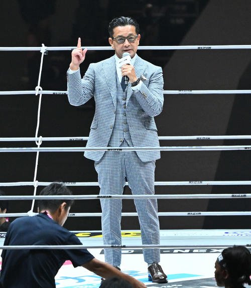 あいさつする榊原氏(撮影･滝沢徹郎)　
