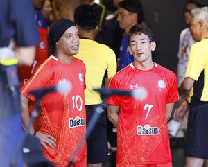 ワールドレジェンド対ジャパンレジェンド　試合前に話しをするロナウジーニョ(左)と中田英寿氏(撮影･藤尾明華)
