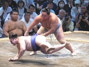 大相撲名古屋場所千秋楽　琴勝峰は安青錦(手前)を突き落としで破り幕内初優勝を決める