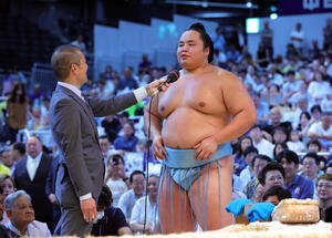 初優勝を果たし、インタビューに答える琴勝峰(右)(代表撮影)