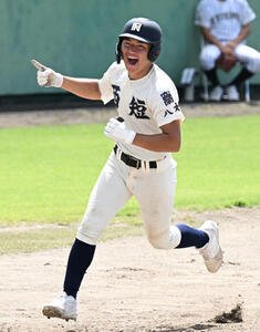 九州国際大付対西日本短大付　2回裏西日本短大付無死、山下は本塁打を放つ(撮影･林敢治)