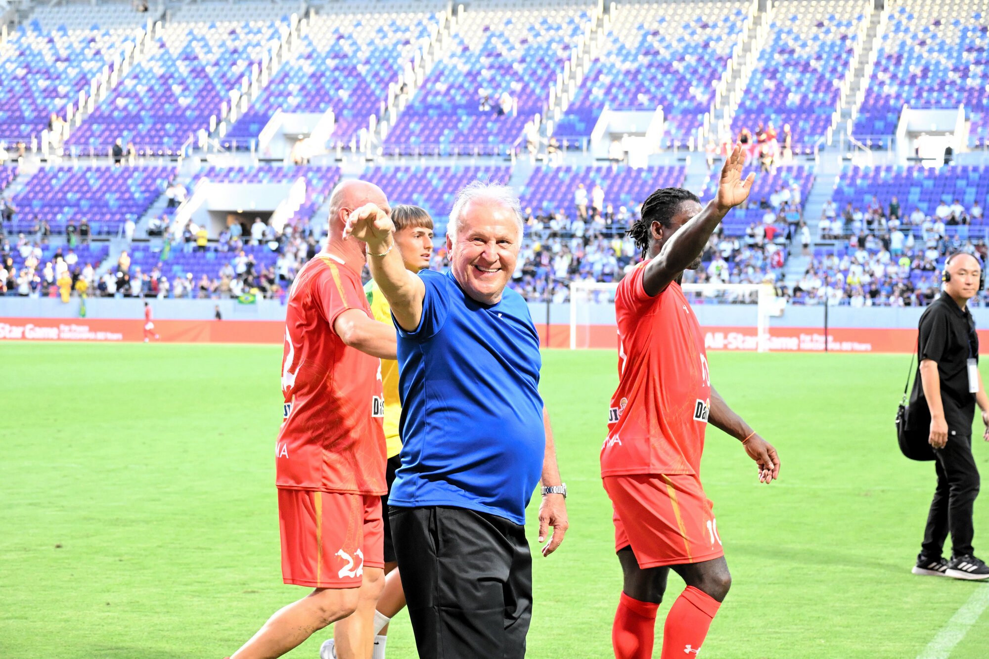 試合後、観客に手を振るジーコ(中央)=2025年7月27日、広島市のエディオンピースウイング広島、相川智撮影