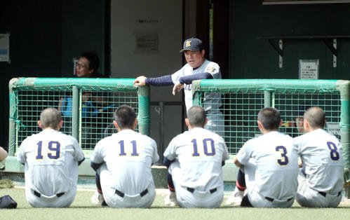 5月21日、須江監督の話を聞く仙台育英ナイン