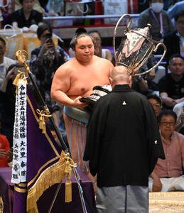 優勝し賜杯を手にする琴勝峰(撮影･森本幸一)