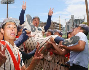 東大阪大柏原対大阪桐蔭　優勝を決めナインから胴上げされる東大阪大柏原の土井監督(撮影･上山淳一)