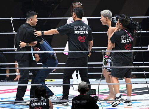 試合後、秋元(右)は萩原(左)と舌戦を繰り広げる(撮影･滝沢徹郎)　