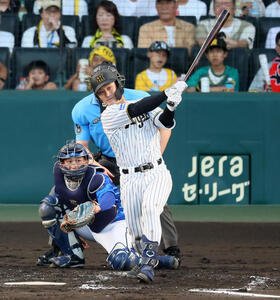 阪神対DeNA 2回裏阪神2死二塁、坂本は左前適時打を放つ(撮影･加藤哉)