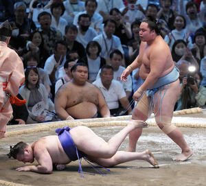 琴勝峰(右)に突き落としで敗れ優勝を逃した安青錦(撮影･小沢裕)