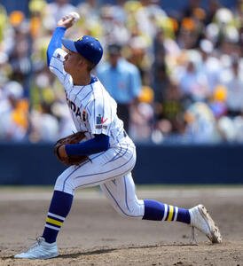 前橋育英対健大高崎　8回表から登板し力投する健大高崎･石垣(撮影･小島史椰)