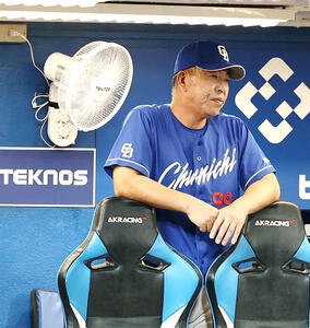 ヤクルト対中日　9回表、戦況を見守る井上監督(撮影･河田真司)