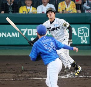 阪神対DeNA 2回裏阪神2死一、二塁、高橋は二ゴロを打つが敵失で得点を挙げる。投手石田裕(撮影･加藤哉)