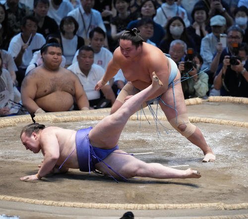 大相撲名古屋場所千秋楽　琴勝峰は安青錦(手前)を突き落としで破り幕内初優勝を決める＝2025年7月27日